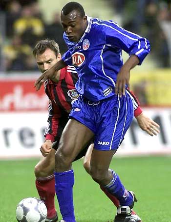 甘超对阿奇姆彭做闭嘴手势，钟义浩扳平比分后做同样手势回击