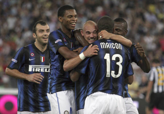 斯卡洛尼戴白手套递交世界杯，因凡蒂诺为仪式错误公开道歉